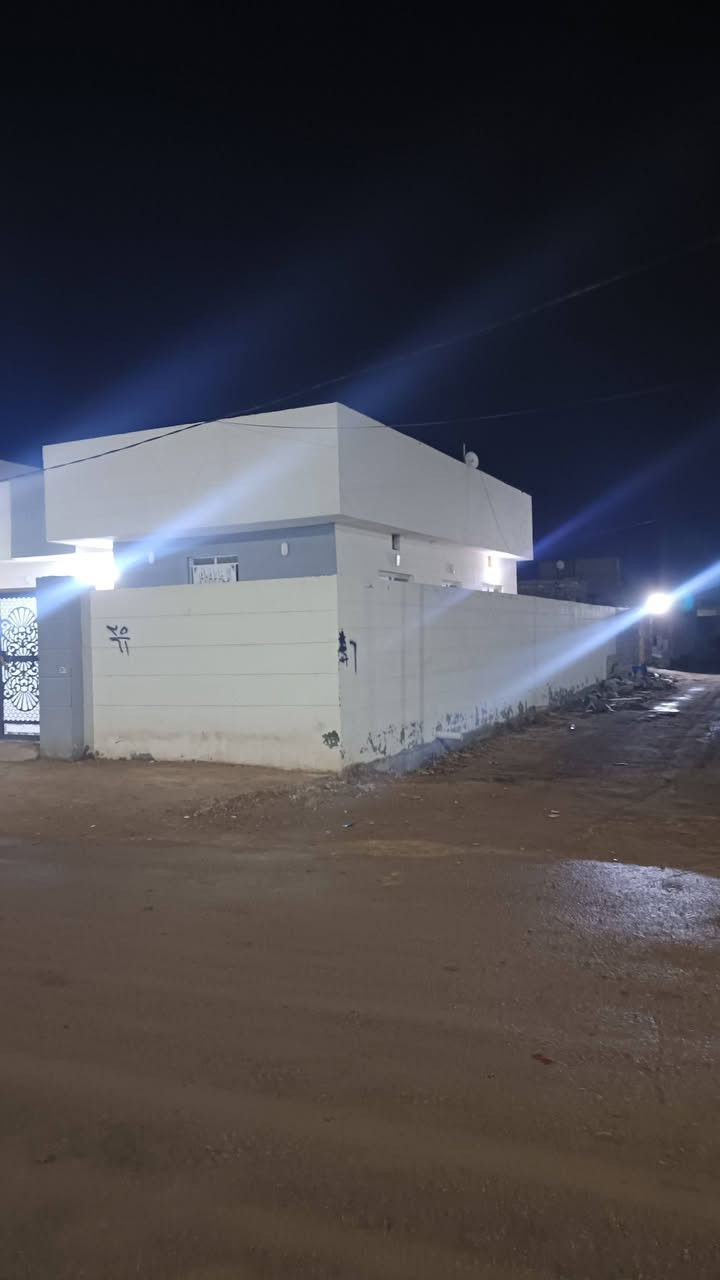 السلام عليكم بيت للبيع قرب عمارات الزيتون بيت اربعمية متر سقف كونريريت غرفتين وصالة ومطبخ وبراني السعر على هذا الرقم ***********
