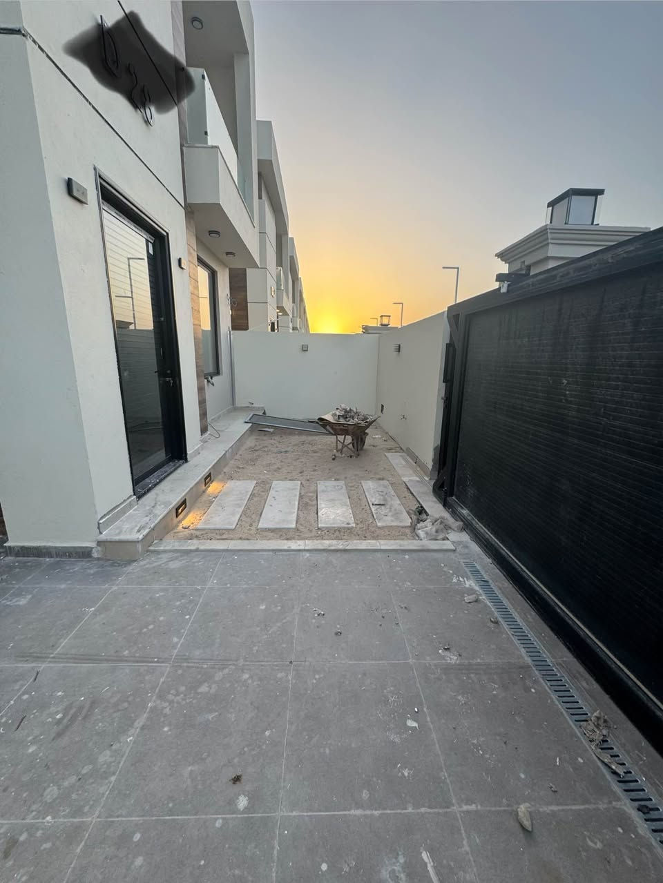 بسم الله الرحمن الرحيم 

يتوفر بيت جاهز للسكن للبيع  في مجمع تاج البصرة 1 
البيت يباع بسعر الشركة الحالي بدون اي اضافات 
المساحة 250 م2
الطابق الارضي :
•كراج + حديقه 
•مطبخ حار + مطبخ بارد
•هول كبير 6*5 (مطل على حديقة داخليه )
•صحيات 
•غرفة نوم ماستر 6*4(مطله على الحديقة الداخلية)
•استقبال 6*4 + صحيات
ملاحظه الحديقه الداخلية ( 5*6)

الطابق الاول : 
(4 غرف نوم + لوندري )
•غرفة نوم + بالكون (5*4)
•غرفة نوم ماستر + بالكون + دريسنك روم (5*4)
•غرفة نوم 5*4 (مطلة على الحديقة الداخلية )
•غرفة نوم 6*4 (مطلة على الحديقة الداخلية )
•لوندري + مخزن 
•صحيات

البيت يباع بسعر الشركة بدون اضافات 
للاستفسار اكثر 
الاتصال بالارقام 
***********
*********** البصرة, العراق
