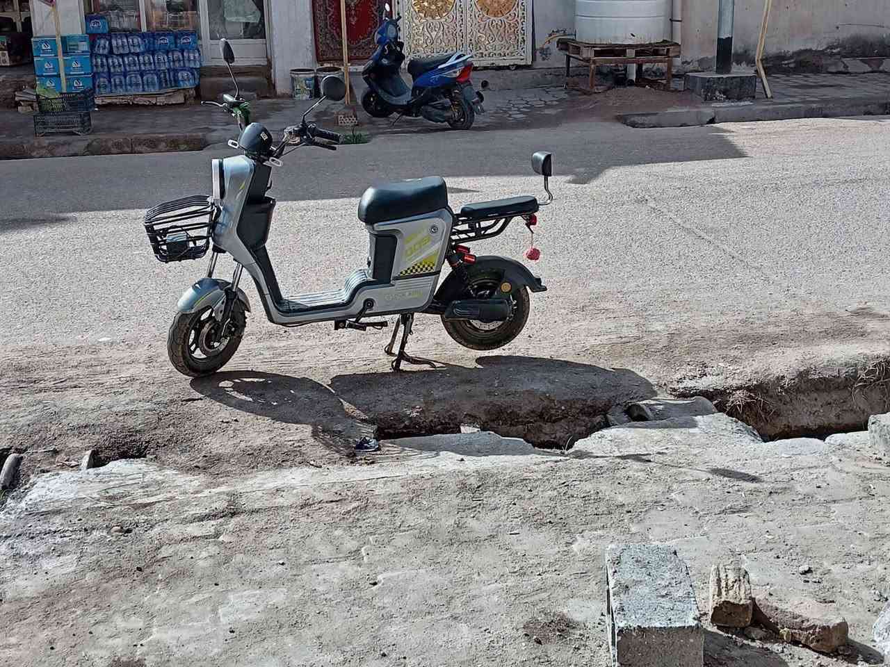 سلام عليكم دراجة شحن البيع    نوعه صفر صفر تسعه اكبر من الار تسعه سعر ٤٥٠ وبيه مجال للستفسار الاتصال ***********يتوفر وتساب
