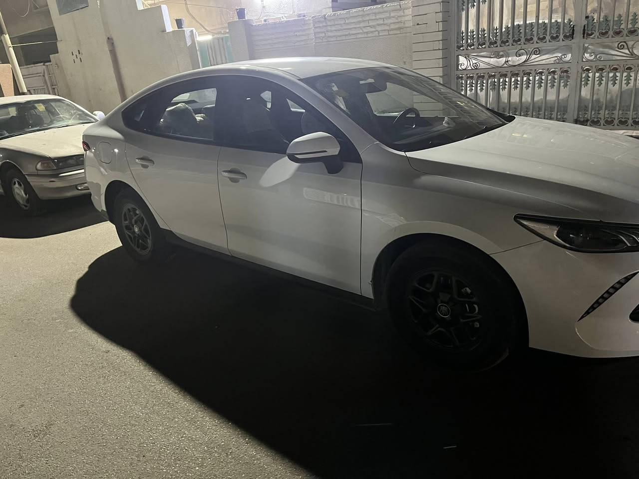 السلام وعليكم BYD
ماشية ٤٠٠٠
السعر ب١٨مليون 
***********
