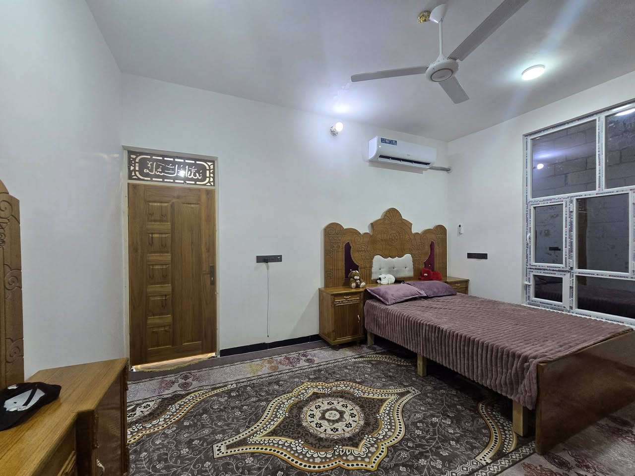 السلام عليكم دار للبيع حي ذويب ثاني ركن ركن مساحة 195 متر زراعي خدمات كاملة ماء مجاري كهرباء مولد تبليط واجهة 17متر غرفتين نوم 5×4//////مطبخ 4ونص×3ونص////استقبال6×4//// صالة 8ونص×4//////// صحيات داخل وخارج وخلف دار ايضااا//// ترك 13متر@×120//// لبيت كامل وخير من الله واحلة من صورة بعد  ارضية بورسلين درجة اولة جدار بورسلين لوح 120  بوب شبابيك بي سي يعني متصرف لوربع كامل مكمل ////اتريد ابيعك مأثث اتريد بدون اثاث بكيفك //گراج سيارة 45متر////بلوك شاهين/// شغل جديد واسف ع اطالة استفسار اكثر ***********///////معروض 67وبي مجال *********** اتصل وبيك خير ودلل
