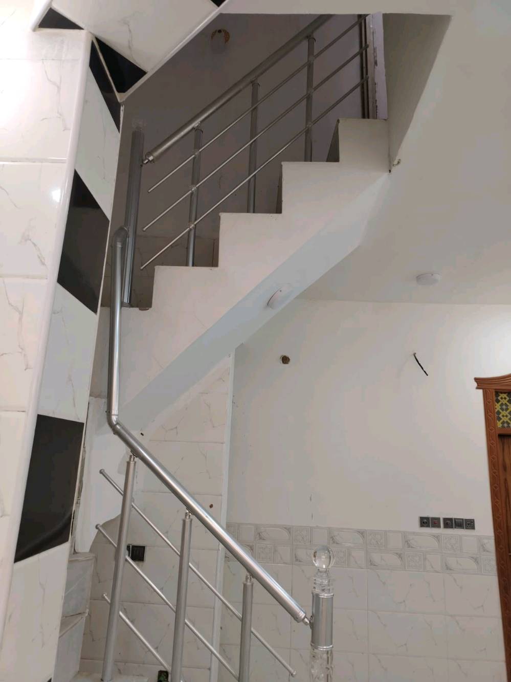 بيت للبيع سند 25 عمود ١١١
50 متر غرفتين وصاله وصحيات بالطابق الأول والثاني ومكشوفة.......