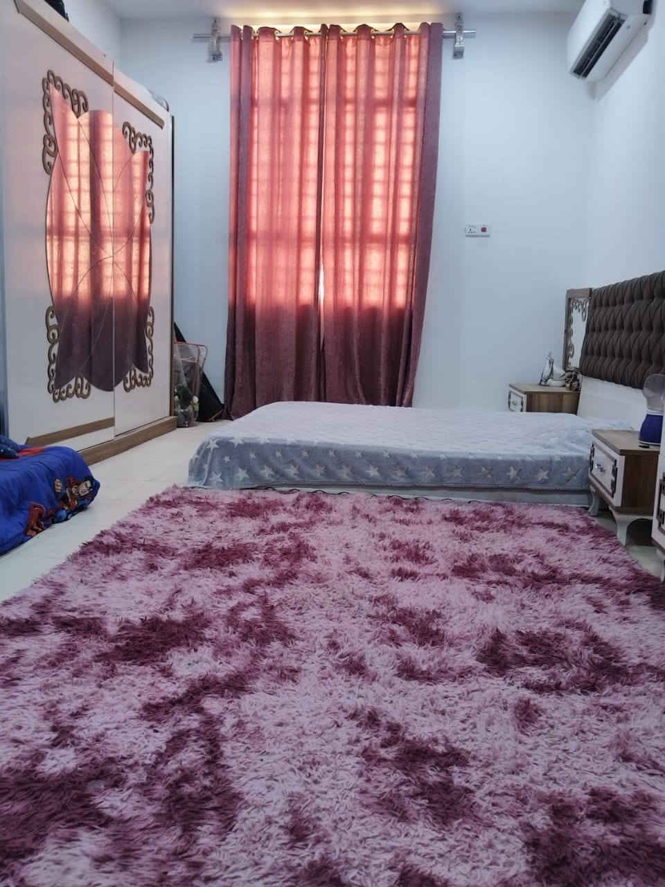 منزل 100م طابقين للبيع في شارع ركن الجامعة بالقرب من سكلة عيسى، قريب على شارع الزوار
- *الطابق الأول:*
    - غرفة نوم
    - صالة
    - استقبال
    - مطبخ
    - حمام داخلي
    - تواليت خارجي
- *الطابق الثاني:*
    - غرفتين نوم
    - صالة
    - حمام
    - صحيات
بسعر 85 مليون
للاستفسار: ***********
