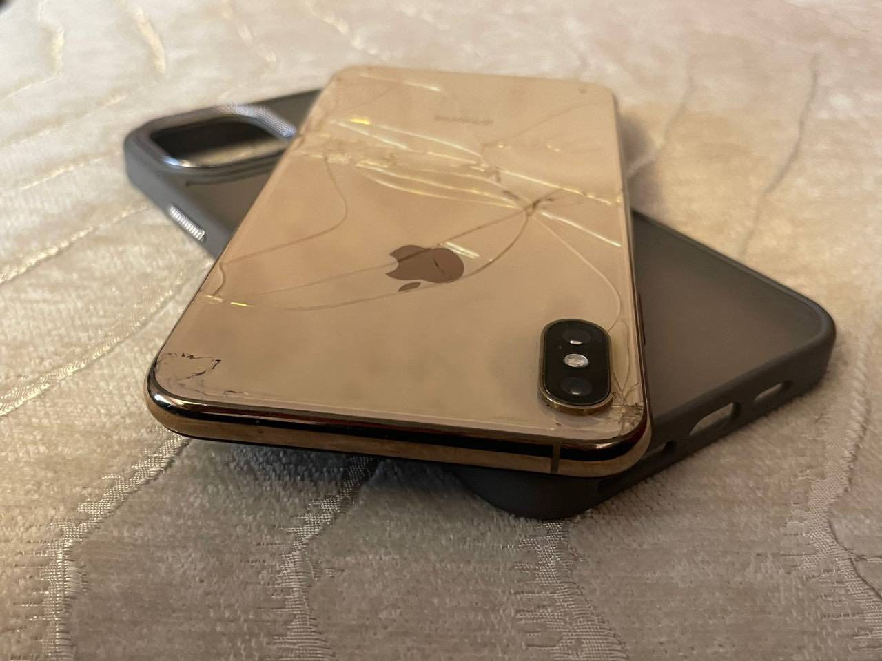 سلام عليكم بيع أو مراوس
اسفون اكس إس ماكس 
ذاكره 256 و بطاريه 100 مبدله اصليه
الجهاز كله شغال و نضيف كلش
بس بطاريه مبدله و ضهر مفطور و فيس ليدي واكف ما اعرف شنو سببه بس يتبرمج و يرجع يشتغل 
الجهاز نضافته 100% 
كله شغال و اي خلل ما بي 
و السعر 175 ألف أو مراوس حسب الرغبه
مكاني بغداد العامريه 
الشراي أو المراوس يراسلني أو يدز طلب


**إذا كنت صاحب هذا الإعلان وتريد حذفه لأي سبب، رجاءا أرسل رسالة إلى الدعم الفني**