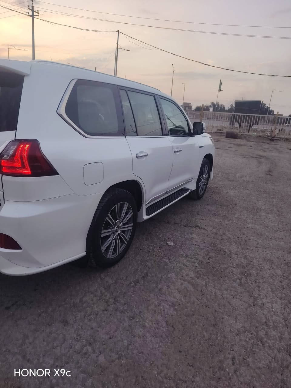 سلام عليكم
لكزز موديل 2017 خليجيه صبغ باب وجاملغ الخلفي جهة السائق اثر شخط مكينه ٥٧٠٠ /٨ سلندر
السياره فول الفول السعر أتصل واني خادم ***********
