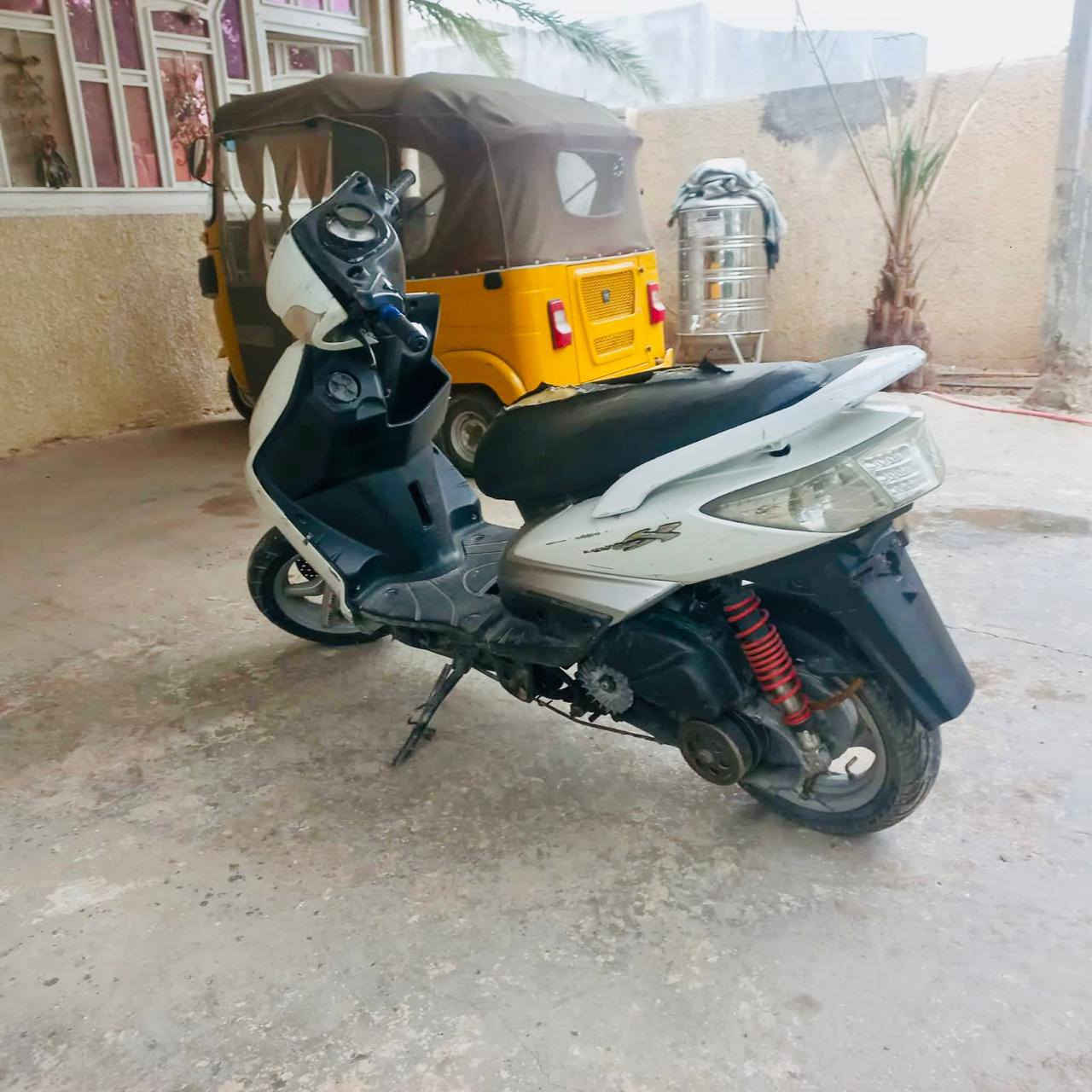 السلام عليكم 
دراجه سكنس فحل كابريتر الدراجه شغاله و كامله  عوزهه بس ولفات المكان الشعب سبع قصور السعر 300 وبيه مجال  متواجد واتساب فقط ***********
