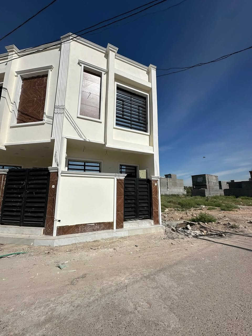 تونات مساحة 50م عدد2 🏠#للبيع
طابقين بيتونه كبيرة 
2غرف +صحيات 2
صاله مطبخ. 
علئ شارع عرض 12م 
تنازل شركة +قرار محكمه _سعر مناسب 
📍البوعيثة. مقابيل المستوصف صحي دجله 🌳 
للاستفسار ***********
