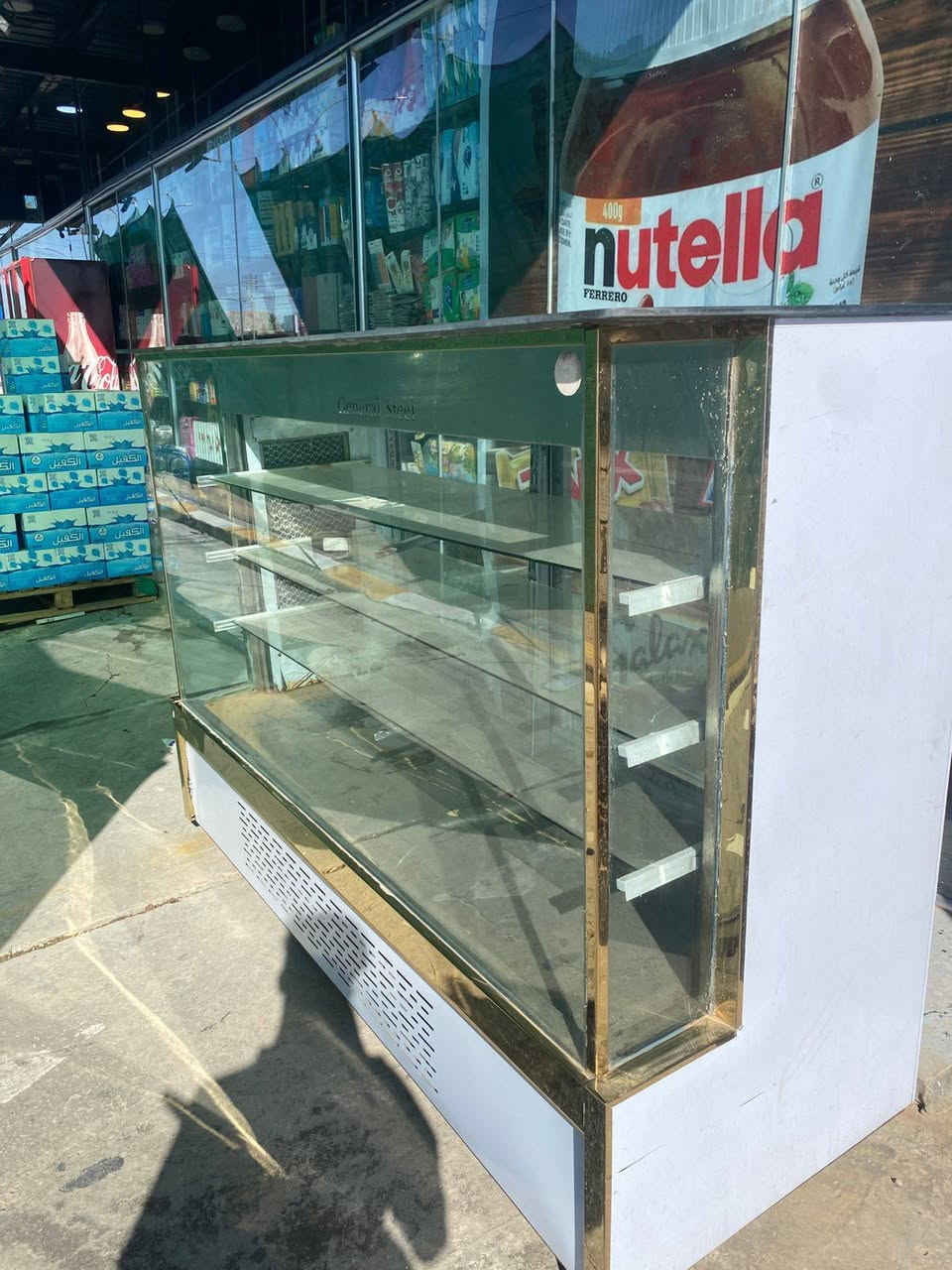براد كيك 🎂 بحاله جيده نظيف جدا ما داخل صيانه ابداا نظافه ٩٠%تبريد ثلج اناره داخليه ممتازه يعني تنصبه وتشتغل ع باب الله والله يرزق الجميع ***********.كربلاء

