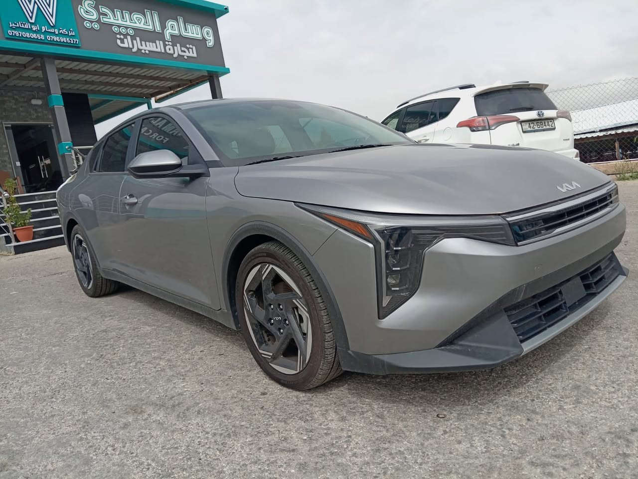 نوع السيارة K4.                                                                              

الموديل 2025.                                                               

السيارة موجودة في المنطقة الحرة الاردن.                                   

الضرر واضح في الصور.      السيارة / شغالة وماشية.           

 الاستفسار او الاتصال على الرقم /***********.          

السيارة تدخل على كتاب شهداء.                                           

السيارة / بصمة
