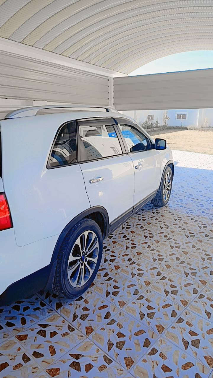 السلام عليكم سيارة سورنتو خليجي مديل 2014 مكفوله من كلشي بس بارد بيهه الجاملغ الامامي جوه سيارة فول واحد على واحد ويل كروم سيارة جاهزة من كلشي مابيهه كل نقص تخم تاير جديد باتري جديد رقم انبار بسمي السعر 210 وبيهه مجال بسيط سيارة ماشيه105 اصل ماملعوب بيهه  اتصال ***********
