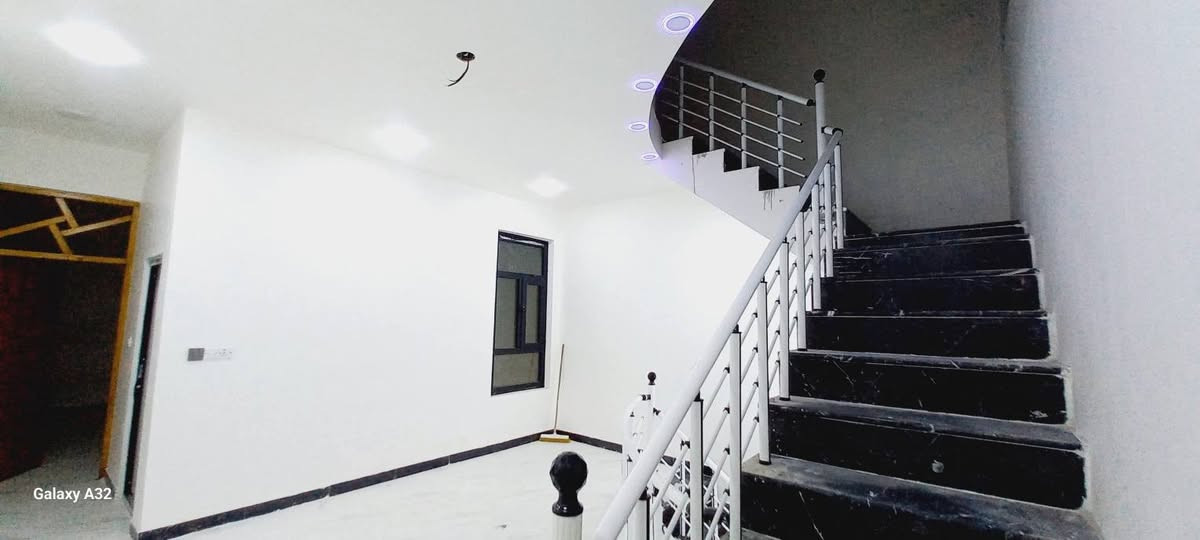 ياالله 
من رخصة الادمن دار للبيع المساحة 102 متر
 واجهة 5.5 نزال 18.5 
الزعفرانية كاع بيت بنية النموذجية فرع 38 على اليمين الشارع العريض 12 متر ارصفة 2متر 
سند 25 طابو زراعي تحويل مباشر من بيت بنية 

الدار طابقين كامل من كلشي الطابق الأول يحتوي على طرمة حمام خارجي استقبال صالة مع مطبخ نظام تركي حمام داخلي مشترك منور غرفة نوم مدخل إلى الصالة الطابق الثاني غرف عدد 2 صالة كبيرة حولي الدرج حمام مشترك وبيتونة وبلكونة البيت كامل للسطح شتايكر 

بناء حديث درجة أولى 
نظام انترنيت بورد 
نظام كاميرات بورد دفن 
نظام كهرباء سيركتات كل طابق مفصول عن الثاني 
شبابيك تفصال ألمنيوم تركي ثقيل 
ابواب خشب صاج ثقيل جدا 
ابواب خارجية حديد تفصال ثقيل نظام قاصة عراقي 
ابواب الحمامات ألمنيوم مرايا مبطن 
نظام سبالت دفن  لكل الدار 
ماطور ماء شمجي الأصلي 3\4 
سخان اماراتي 200 !لتر دبل هيتر 
تانكي ماء عدد 2 ابو الف لتر 
أرضية بورسلين هندي جدران أيضا 
الدرج مرمر طبيعي 
محجر ألمنيوم الطابقين 
مغاسل تعليك سيتات 
ساحبات الحمامات نظام دفن صاروخي 

السعر 🟩 130🟩 مليون  

الشراي يتصل على رقم صاحب الدار  
***********
