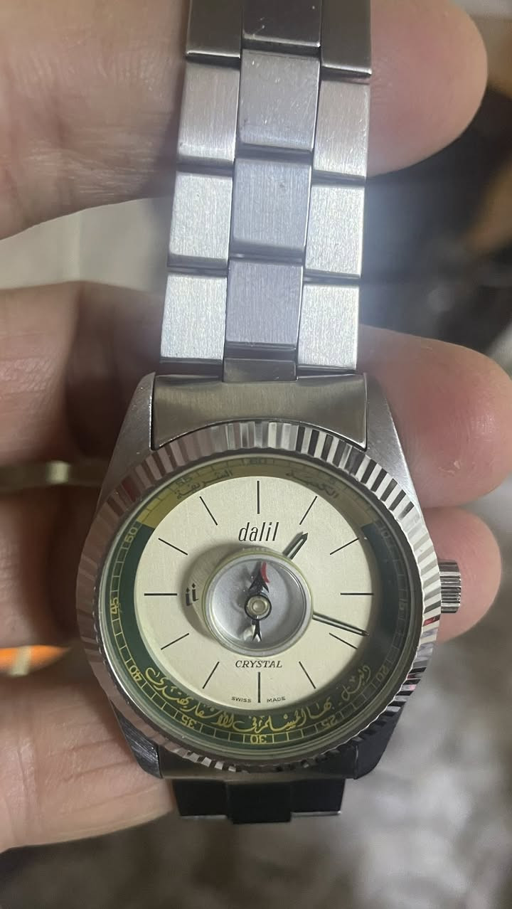 ساعة دليل المسلم 
نصب تكويك سويسري 
              فنتج قديم ( الثمانينات )
القطر 35 ملم 
بوصلة لأتجاه القبله 
الهيكل مصنوع من الفولاذ
المقاوم للصدأ
نسبة النظافه ‎%‎99 
وقت مضبوط جداااااااً
السعر 150 ألف 
للمهتم خاص ***********
المكان كركوك يوجد توصيل
