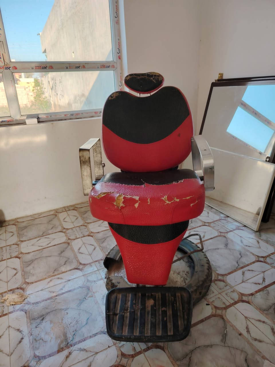 السلام عليكم كرسي حلاقه للبيع شرط ما بي شي السعر 70 وبي مجال للاستفسار اتصل على هذا الرقم 
***********
