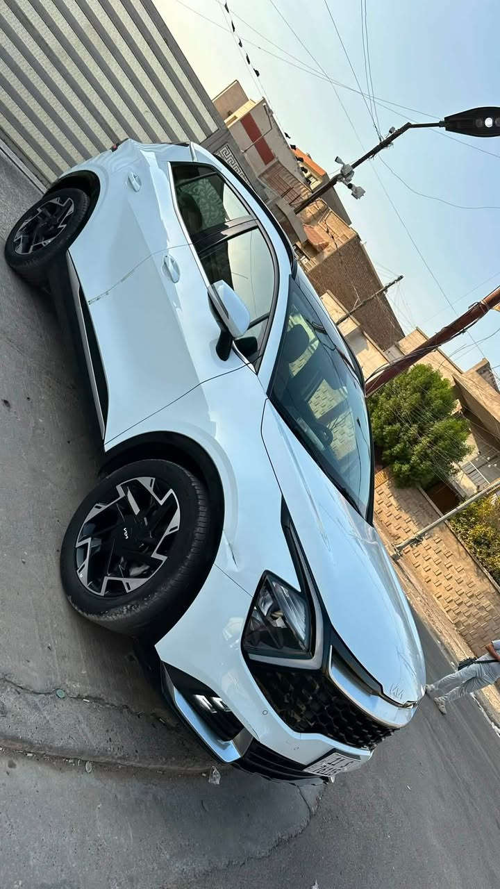 السلام عليكم للبيع
سبورتج موديل 22 ممشى 28 الف 
مواصفات الـGT Line المعروفة
كشنات جلد تبريد وتدفئه
وشاشه تدعم ابل كار بلاي لاسلكي
وباقي المواصفات المعروفة 
كفاله عامة عدا الطخات الموضحه بالصور
السعر 215 وبيها مجال 
العنوان : زيونة 
للاتصال : ***********
