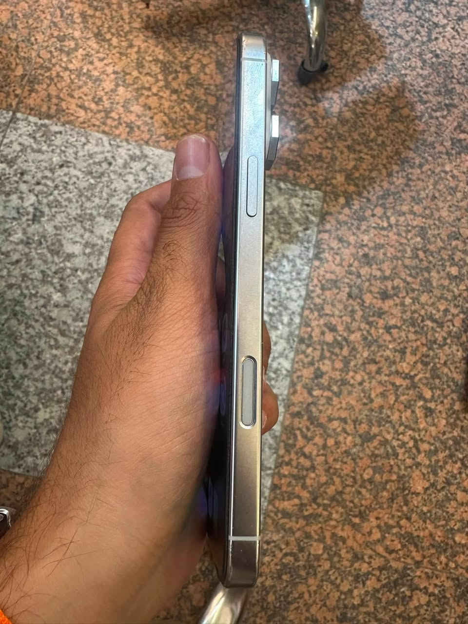 ايفون 16 بروماكس ذاكراه 256 بطاريه 96الجهاز بلادي ماستر كارتونته موجوده بس بي نقطه بل شاشه بس ما مثره على الشاشه السعر 950 الف  العنوان بغداد ***********
