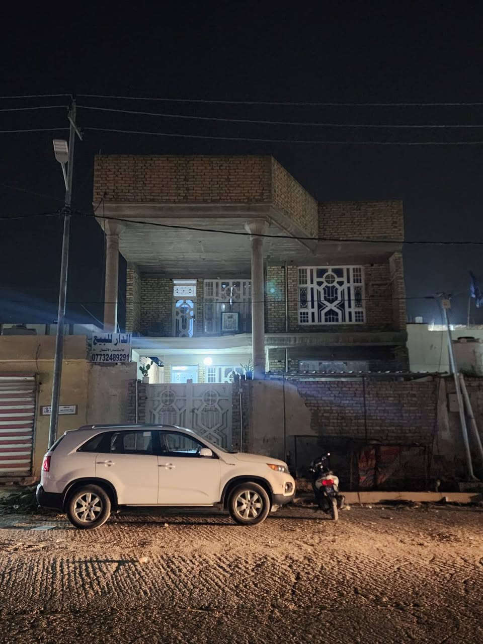 بيت اللبيع  ٢٠٠ متر
حي جهاد شارع مركز شباب على الشارع العام بناء حديث طابقين 
طابق لاول 
ستقبال وهول وصاله ومطبخ وغرفه ومجموعه صحيه
طابق ثاني ٤ غرف نوم وصاله ومخزن ومجموعه صحيه 
للستفسار اتصال ***********
