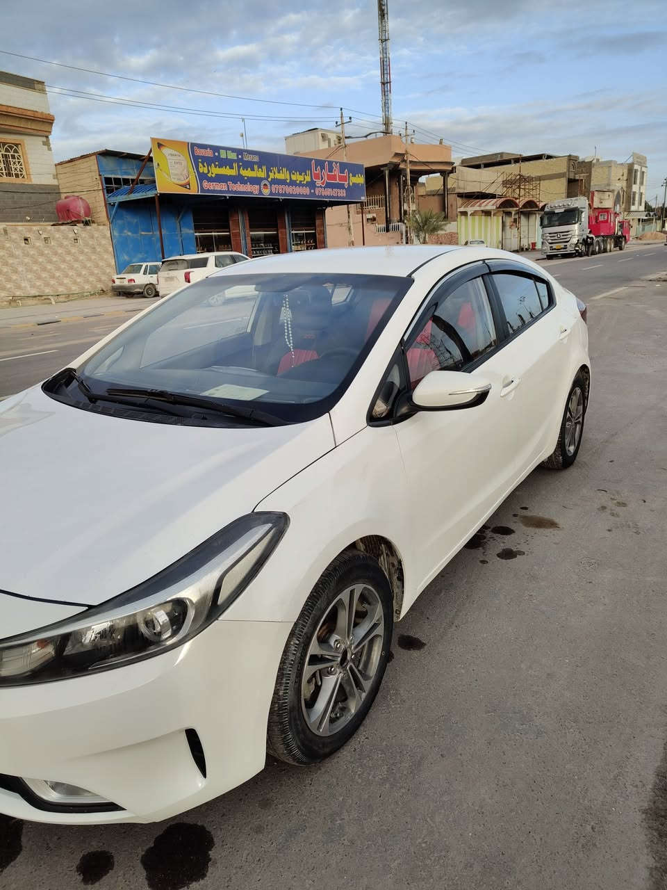 سلام عليكم سيراتو 2017 
اليسارة مفتوح بنيد أو جاملغ مال تطبيع اثر طخه بسيطه مثل ما وضح بالفيديو بيه بارد شي قليل 
بيه شاشة اندرويد كامره دواره زوج تايرات جدد كير ومحرك خير من الله السعر 123 أو بيه مجال شي قليل للاستفسار ***********
