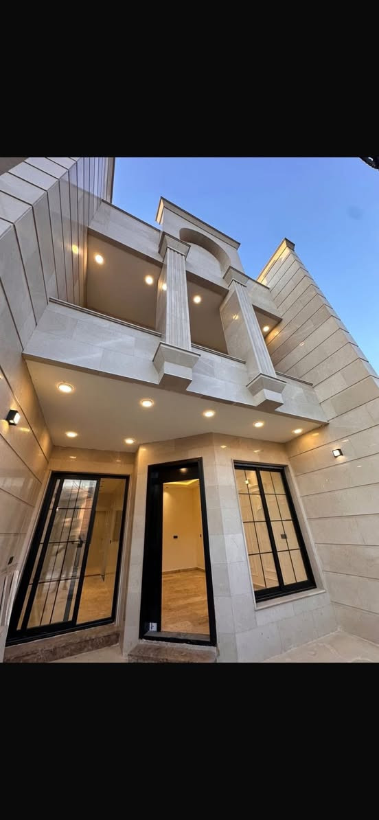 #للبيع دار في السيدية 🏠
خامس عقار  تجاري الضباط 📍

🚪 تفاصيل العقار:
• المساحة: 150 م²
• الواجهة: 6 م• النزال: 25 م

✨ التقسيم الداخلي:
🔹 الطابق الأول: مدخلين و صالة واسعة + مطبخ عملي  حار بارد + غرفة نوم +هول داخلي +حديقة داخلية وشلال + خدمات صحية عدد 2 + كراج سيارة 
🔹 الطابق الثاني: 3 غرفة نوم سويت + خدمات صحية رئيسة
🔹 الطابق الثالث: غرفة نوم سويت + لوندري متكامل ومطبخ

✅ موقع راقي وخدمات متوفرة ✔
✅ سعر مغري ومناسب ✔
للاستفسار ***********
