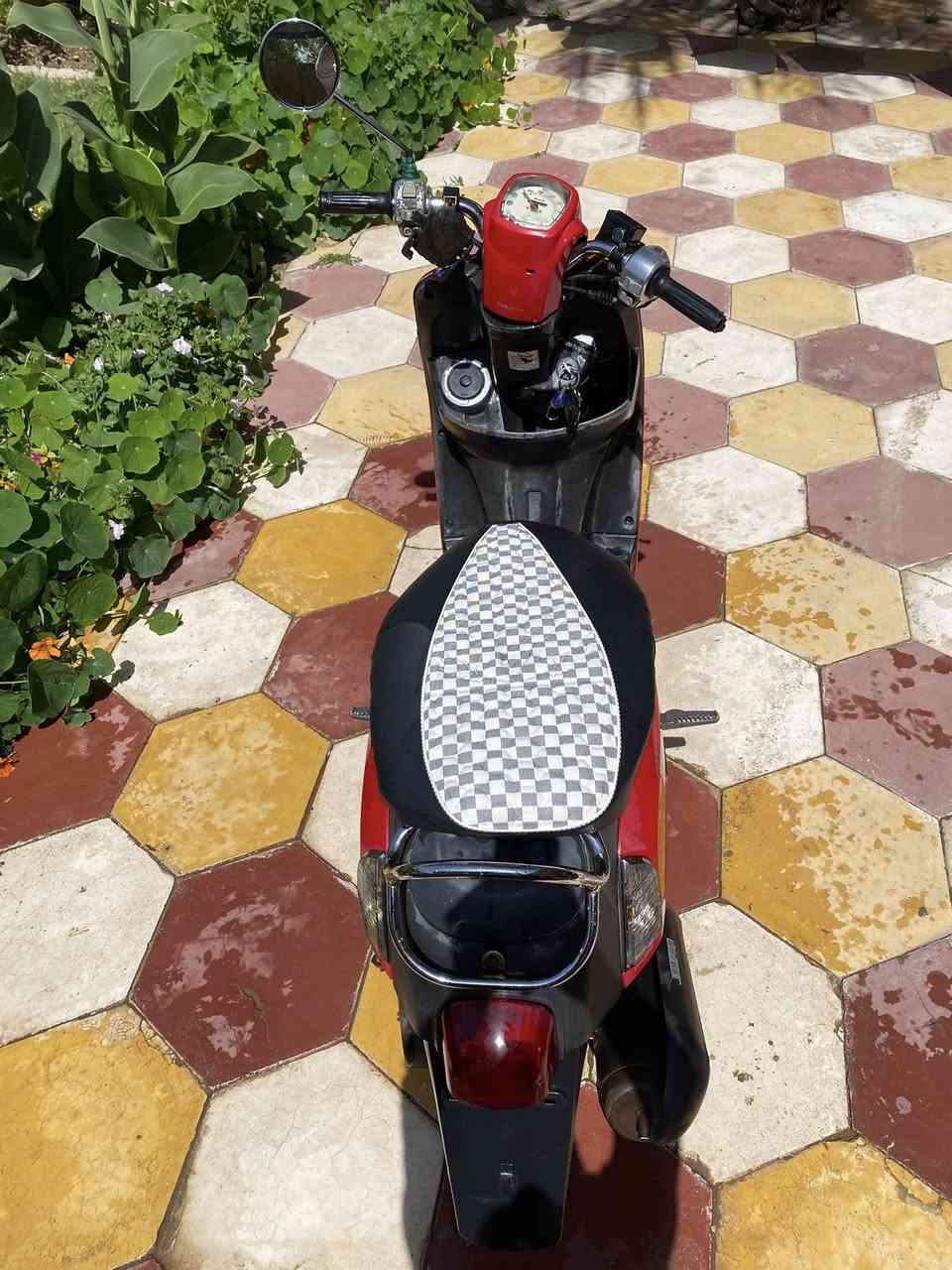 ماكس بوليس 2008: اللون احمر
دراجه جاهزه من كلشي محرك شرط ما مفتوح 
مكاني كربلاء الحسينيه ***********
