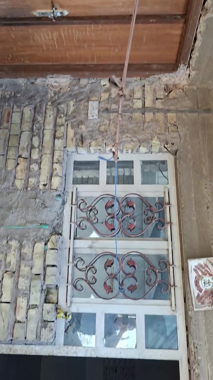 السلام عليكم للايجار ٣٠٠ قفل ١٠٠ متر طابق واحد خلف مطعم حجي حسن مباشرة يبعد عن الشارع العام ٢٠ متر بالزايد للاستفسار ***********
