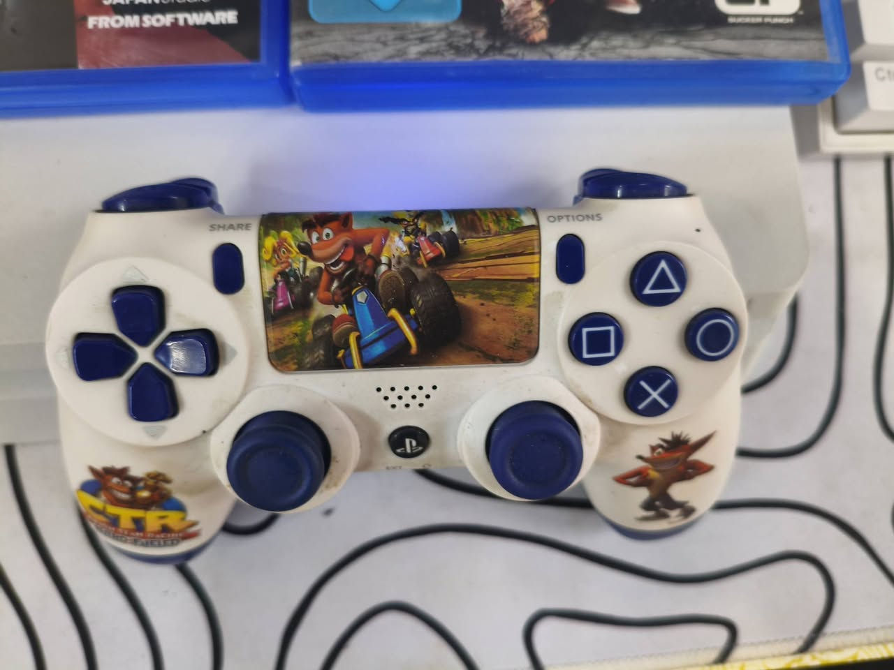 السلام عليكم 
بلي 4 سلم نسخة بيضاء نادرة للبيع كلش نظيف 
مع يدة تجارية وقرصين
Bloodborne DLC 
InFAMOUS second son   
البلود بورن مع الاضافة وحدها سعرها 30
السعر 210 الف قفل


**إذا كنت صاحب هذا الإعلان وتريد حذفه لأي سبب، رجاءا أرسل رسالة إلى الدعم الفني**