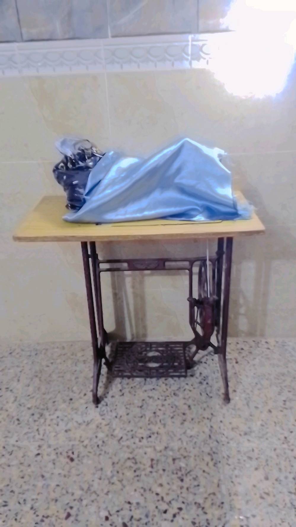 مكينه خياطه الفراشه من القديمات ياباني اصلي بس عوزه ماطور فقط شغاله ب70 وبيهه مجال بسيط 
عنوان بغداد الشعب يم سيطرت الشعب القديمه
تگدر تذكر شنو الموديل أو الماركة بالضبط إذا موجودة على الماكينة؟ وبيها نقش/رقم تسلسلي حتى يعرفها المشتري؟: 
الفراشه من القديمات 
غير الماكينة والستاند، هل بيها الشغل كامل لو ناقصة ملحقات مثل المكوك، القدم، الإبرة، السير، أو دواسة/طاولة أصلاً؟: 
ناقصه ماطور فقط 
شغلها مضمون 100% لو بيها أي عطل بسيط أو تحتاج صيانة/تنظيف قبل الاستخدام؟: 
تنضيف أو دهن 
إذا الزبون يريد يفحصها أو يستلمها، شنو أقرب لوكيشن أو وقت مناسب للمعاينة؟ وهل أكو توصيل داخل بغداد لو لا؟: 
لا يوجد توصيل عنوان الشعب قرب ملعب سانسيرو بالجمعيات 