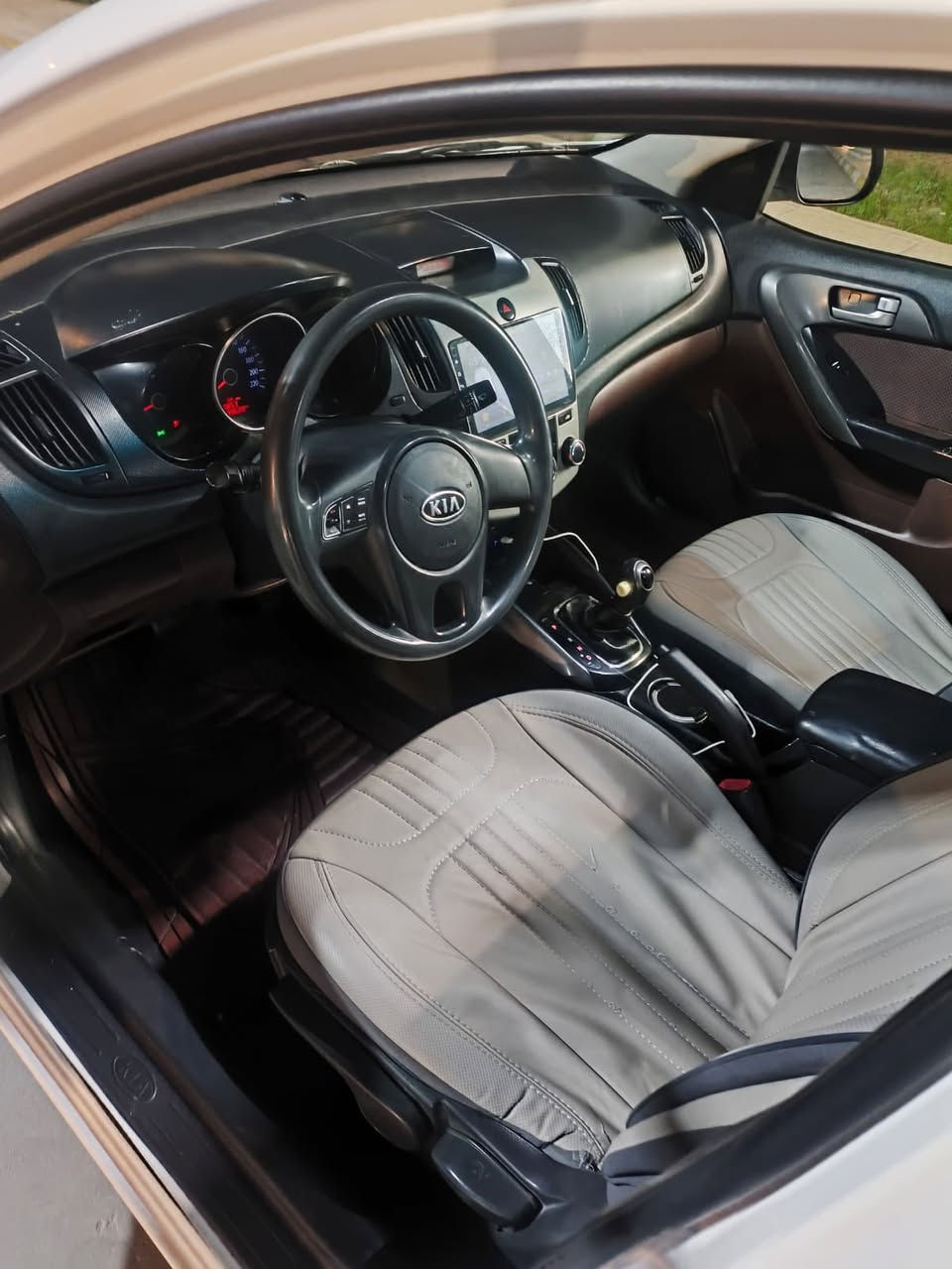 السلام عليكم سيراتو موديل مكينه 1600.    2011خليجي كفاله ما عده بابين الخلفي مكينه وكير حداديه جديده فتحه  المكان ابو الخصيب السعر 95 وبيه مجال  الرقم ***********
