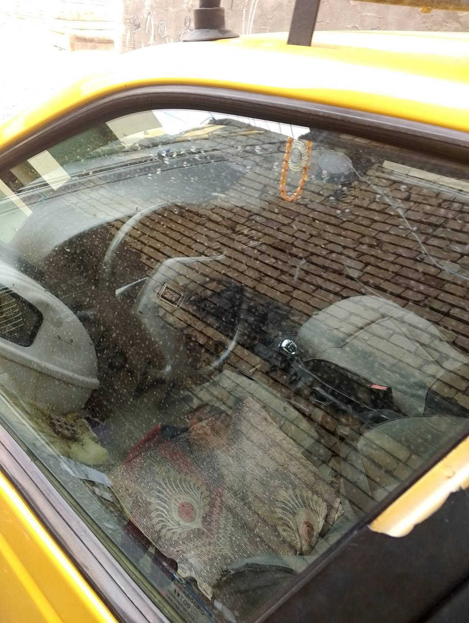 السلام عليكم شباب بيجو روى موديل 2009 رقم بغداد نكليزي هيه وغرمات مصفر بسمي تحويل 2  (١٨) وبيه مجال قليل ***********
