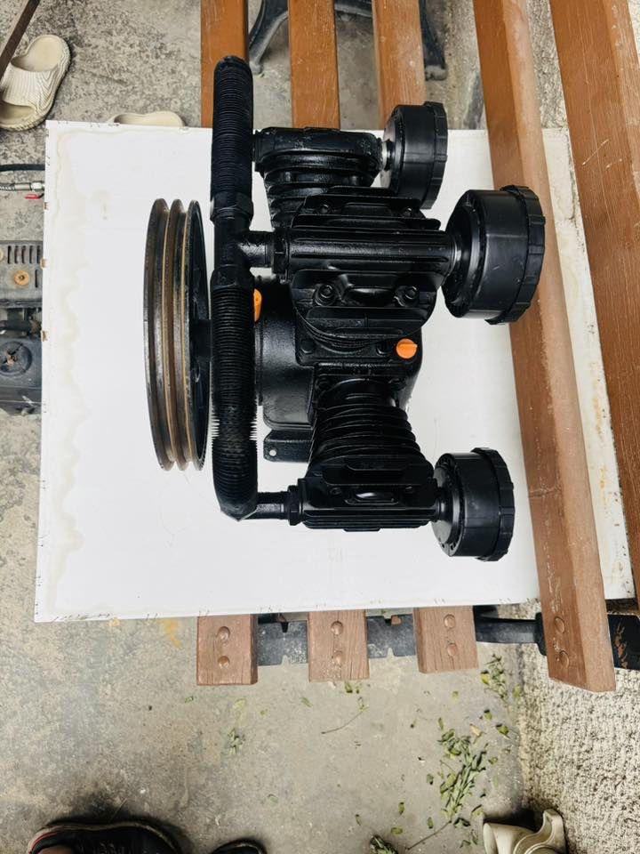 تاروسة كمبريسر حجم 90 كبير مال بطل 500 او 350 نظيفة جدا اتوسان تركية شغالة مستعمل قليل كلش بدهن شركة جان مربوط من جهة بانزين ما مشغلي كم مرة السعر 200 وبي مجال بسيط 
مكاني بغداد 
***********
