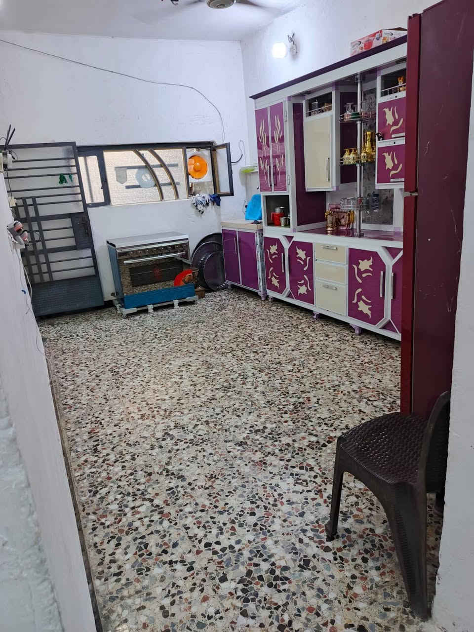 دار البيع او مراوس الحميديه شارع الطاقة ثالث فرع عل يمين فرع ابو سعيد المساحة 170 متر الواجهه 10 النزال 17 ابناء ابلوك  مكان حلو قريب عل شارع الطاقة بيت جاهز كهرباء وماء ومجاري وتبليط خير من الله  السعر 55  وبي  مجال  تفاصيل الاتصال *********** زراعي مكاتبه فقط
