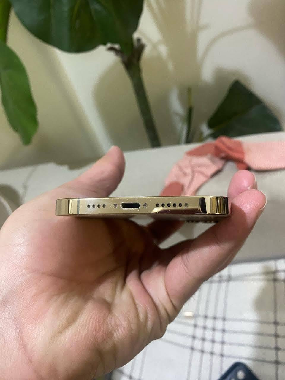 iPhone 12 Pro Max 
أيفون12برو ماكس جهاز نضيف جديد مبدل شاشه صليه 
ذاكره 256 بطاريه 77سعر ٢٧٠
***********
