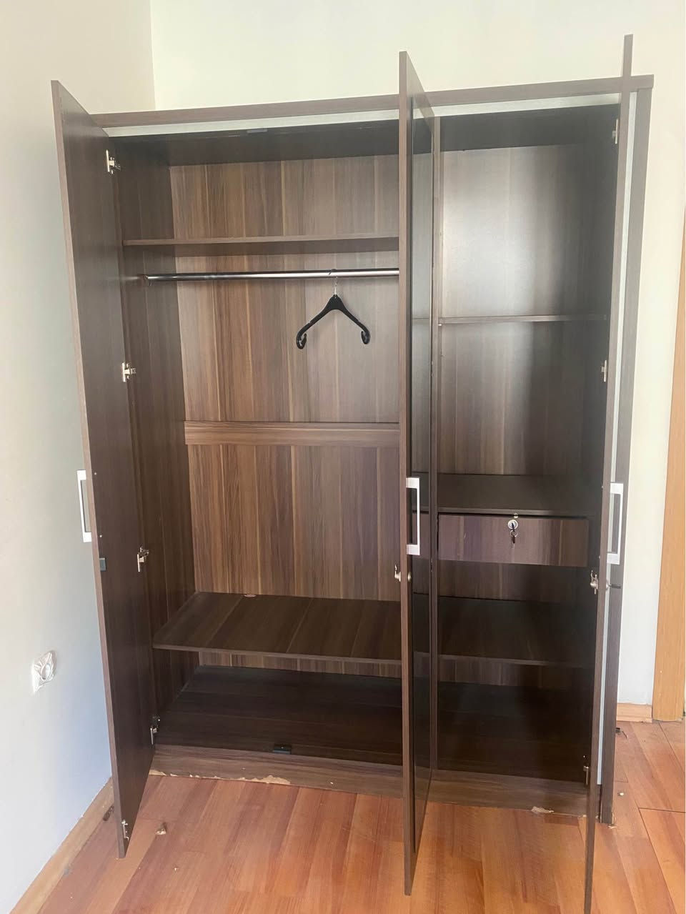 غرفة شبابية قنصور ميزتواليت تختين سعرها فقط ٢٥٠ ألاف عنوان دهوك بروشك ت*********** دهوك, العراق
