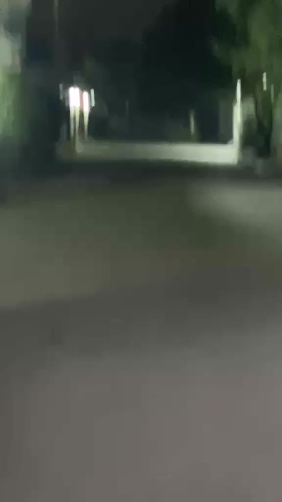 الساعة الآن 3:15 منتصف الليل، وهذا هو حال مزارع الزعفرانية مع قرب حلول شهر رمضان المبارك.
تجمعات بسيارات ذات زجاج مظلل، أصوات مرتفعة داخل الأحياء السكنية وبين بيوت العوائل، وفوضى مستمرة إلى ساعات الفجر. وبعد انتهاء السهرات يخرج البعض بتصرفات غير لائقة، قيادة متهورة، إزعاج، ومظاهر لا تليق بحرمة المنطقة ولا بقدسية الشهر الفضيل.
الأهالي يناشدون الجهات الأمنية والسلطات المعنية بالتدخل العاجل لوضع حد لهذه الظواهر المتكررة يومياً، حفاظاً على أمن المنطقة وراحة العوائل، واحتراماً لقيم مجتمعنا وأجواء شهر رمضان.
🔹 نطالب بتكثيف الدوريات ليلاً ومحاسبة كل من يتسبب بإزعاج أو تجاوز على النظام العام.


**إذا كنت صاحب هذا الإعلان وتريد حذفه لأي سبب، رجاءا أرسل رسالة إلى الدعم الفني**