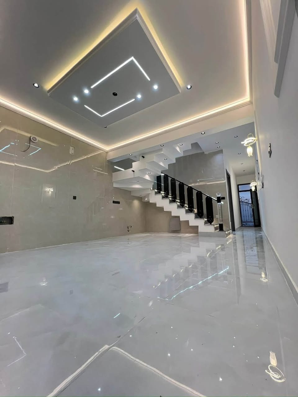 دار للبيع 100 متر 🏠 السعر 250 وبي مجال
حي الجهاد مربع الامانه تسليم مفتاح 🔑 

خلال أسبوع شغل فول درحه اولى

📍مقابيل البيت سياج مدرسه عله طول الشارع 

         🫵🫵مواصفات الدار 👇👇

ارضيه بورسلين 80 في80 نانو بولش 

ديكورات صقوف صاله ومطبخ وغرفه نوم 🛌 

نضام درج بيانو 🎹 أناره 

محجر الدرج زجاج مسكرت 10 ملم 

باب قاصه بلازمه 

نضام حاكيه شاشه صوره وصوت 

جداران مطبخ وحمامات بورسلين هندي تصفير 

مدخلين ثلاث نوم 🛌 

اثنين حمام 🛁 صاله مطبخ 
***********مكتب الابراج مقابل مجمع النسيم السكني
