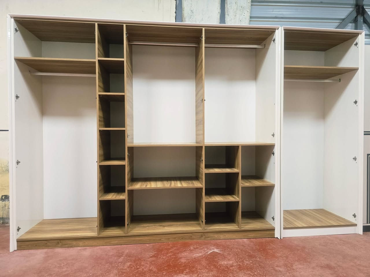 .❤️‍🔥 غرفة تركية مستخدمه بس عرض ❤️‍🔥.
🚪 نظام أبواب  10 قطعه  فاخر. 
🛏️ سرير بمخزن عملي. 
🪞 جام  أنيق. 
🧵 قماش وتر  أصلي سعره مليون و250.
✨ نظافة 99💯. 
🚚 شد ونقل مجاني داخل بغداد. 
📦 توصيل للمحافظات بأسعار رمزيه
    .  ❤️‍🔥. 

.(📩 للاستفسار راسل خاص).


**إذا كنت صاحب هذا الإعلان وتريد حذفه لأي سبب، رجاءا أرسل رسالة إلى الدعم الفني**