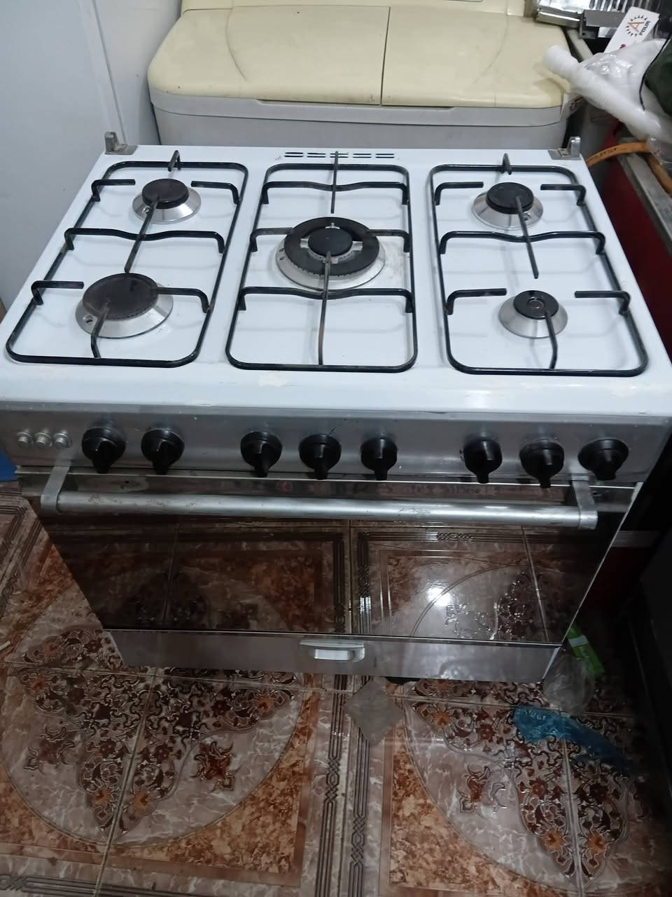 السلام عليكم طباخ نوع مصري الصنع شغال واي نقص مابي السعر ١٢٠ وبي مجال للاستفسار مراسلة الصفحه او الاتصال على الرقم ***********
