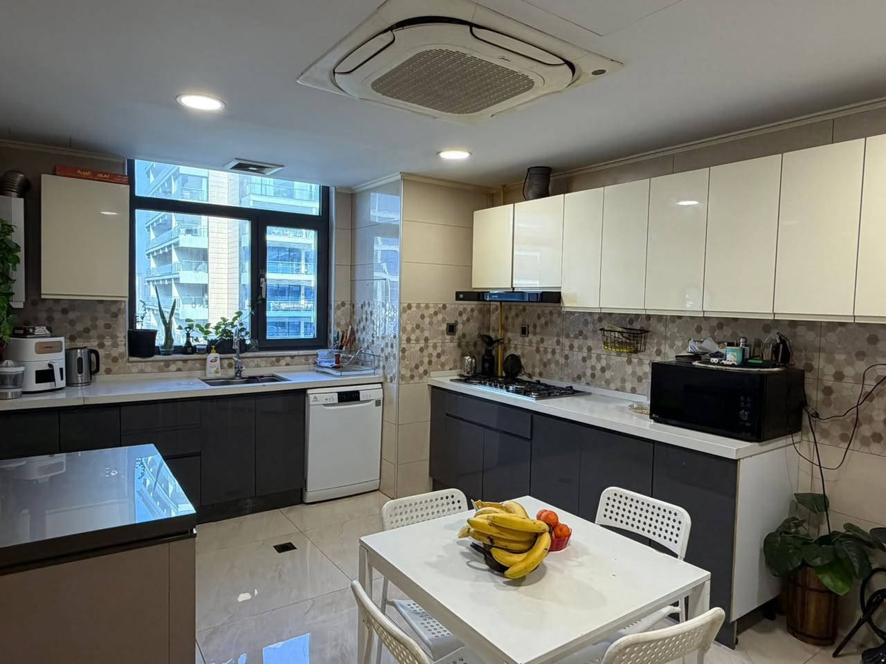 كاونتر تركي تفصال اربع قطع جوكر  يعني تكدرين تتحكمين بمكانه حسب مطبخج ☺️ مسوي ب 22ورقة  ماعدا الطباخ والمرشحه
 مستخدم شي قليل وبأرقى تصميم ومتانه  والسطح مرمر طبيعي  لون مُميز مع والداخل والخارج اج دي اف  

مع طباخ والمرشحة dlc    اريده كله بمليون وربع يعني اخو البلاش   مكاني بغداد المنصور  بمجمع بوابة العراق

مو شراي لاتدخل خاص وتعامل ونظافة فووول والقياسات مذكوره للاستفسار خاص او اتصل على الرقم

***********
