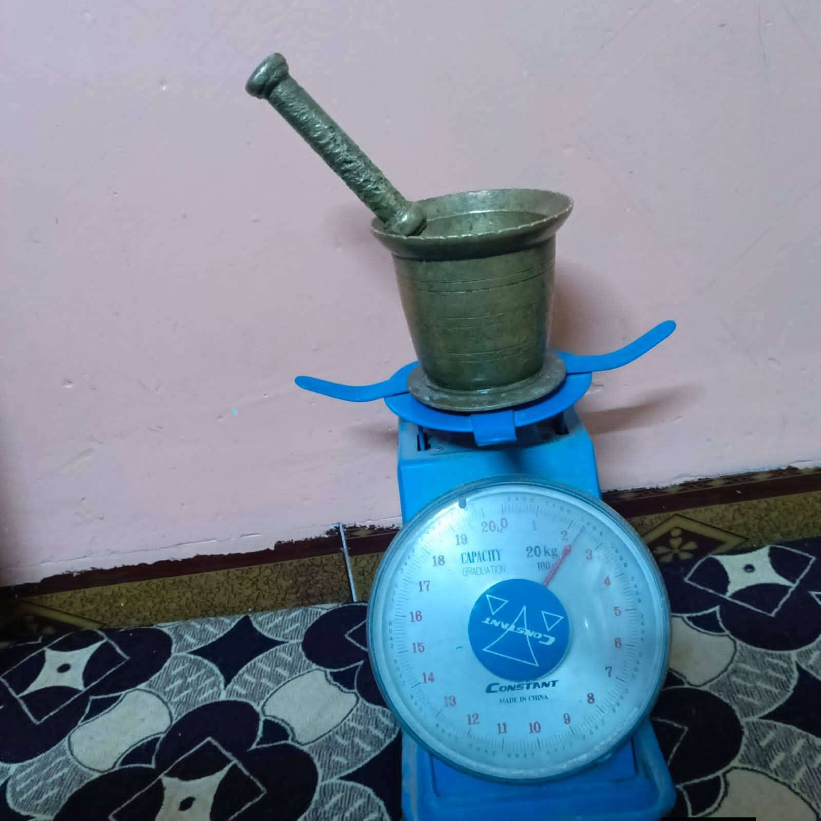 السلام عليكم اخوان جاون للبيع وزنه موجود بصوره قياس 12 سانتنيم قديم عمره فوك التسعين سنه سعره ٦٠الف الشراي يجي خاص او يتصل *********** مكان كركوك بيع مستعجل
