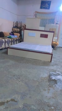 تخت  نضافته ٩٠ بلميه خشب ثكيل ٨٠ قفل ويا دوشك واصلك البيت و شراي يتصل ...
