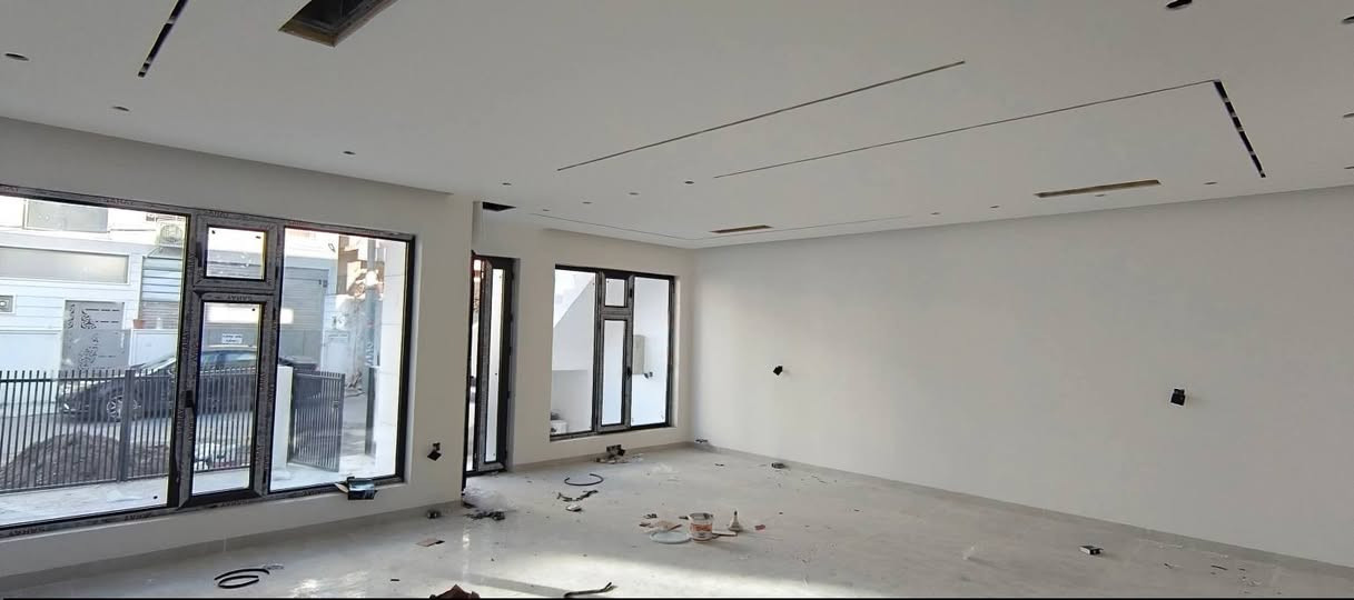 ‏                                      ﷽
                 🏢 خانوو بۆ فرۆشتن 🏢

‏ ‎🔺#کۆدی_ژمارە : 1108
📍#مامۆستایان

📍#ناونیشان :-  مامۆستایان، نزیک مزگەوتی شافیعی 

‏‌‎🅰️ #ڕووبەر :- ـ   170 مەتر

🌗 #پێشی :-  ـ  8,5 مەتر

🚧 #شەقام :-  10 مەتری

🔶#ڕووی :-  ئەزمەڕ

      
📮 تێبینی :-  خانووێکی 172 مەتری دوو قات لە گەڕەکی مامۆستایان بۆ فرۆشتن، خانووەکە پێکدێت لە دوو نهۆم بۆ دوو ماڵی جیا دەبێت، خانووەکە تازەیه و کەسێ تێنەچووە، سیستەمی شۆڤاژ، دەکتی موبەریدە و سەقفی مەغریبی و لایتی لینەری تێدا بەکارهاتووە نەخشەی هەردوو قاتەکە وەک یەکە و پێکدێت لە، هۆڵ و میوان، مەتبەخ سارد و گەرم، موشتەمەلات و سێ ژووری نوستن لە هەر قاتێکی خانووەکەدا.  
...............................
بۆ زانینی نرخی ئەم خانووە ژمارە (1) لە کۆمێنت دابنێ 
ڤیدیۆی خانووەکە لە تیکتۆی نوسینگەی بەرهەم بەردەستە لە کۆمێنت لینکەکەی دانراوە
................................

‏‌🔸 بۆ زانیاری زیاتر دەتوانن پەیوەندی بکەن :- 
مامۆستا بەرهەم :   *********** 
کاک بەهمەن :         *********** 
.....................
ناونیشانی نوسینگە: سلێمانی تازە،  خوار مزگەوتی ئەبوبەکری صدیق ،جادەی قەنات،فەرعی بەرامبەر دارەسوتاوەکە
..................
تۆی بەڕێز هەر موڵکێکت هەیە دەتەوێت بیفرۆشیت یان بە کرێی بدەیت  دەتوانیت بۆمان بنێری و بێ بەرامبەر بۆت بڵاو دەکەینەوە
