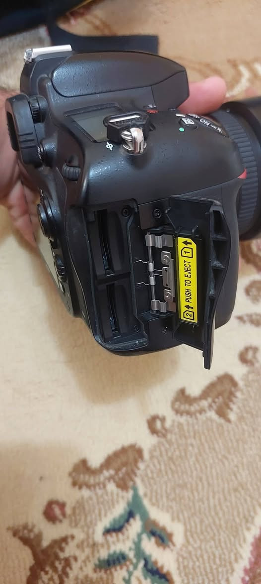 610 فول فريم مع  عدسة 50m نوع G فتحة 1.8  النظافة 100%   مثل ماموضح بالصور
ملحقات ، شاحنه وبطارية وهود  وحزام وقباقة   السعر  كامله ب 850 الف  فقط بدي ب 700  فقط  عدسة 180 الف .مكاني ديوانية  تواصل ***********
