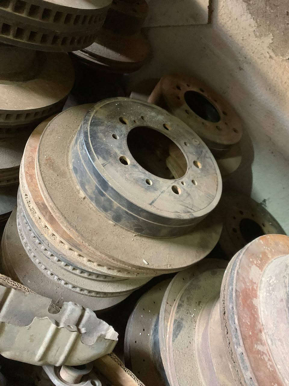 سلام عليكم لبيع غراض لاندكروزر من موديل 1998_2007 كلشي موجود وهذا رقمي *********** مكاني بغداد مقابيل مستشفي جمله العصبيه يم وزارة الداخلية
