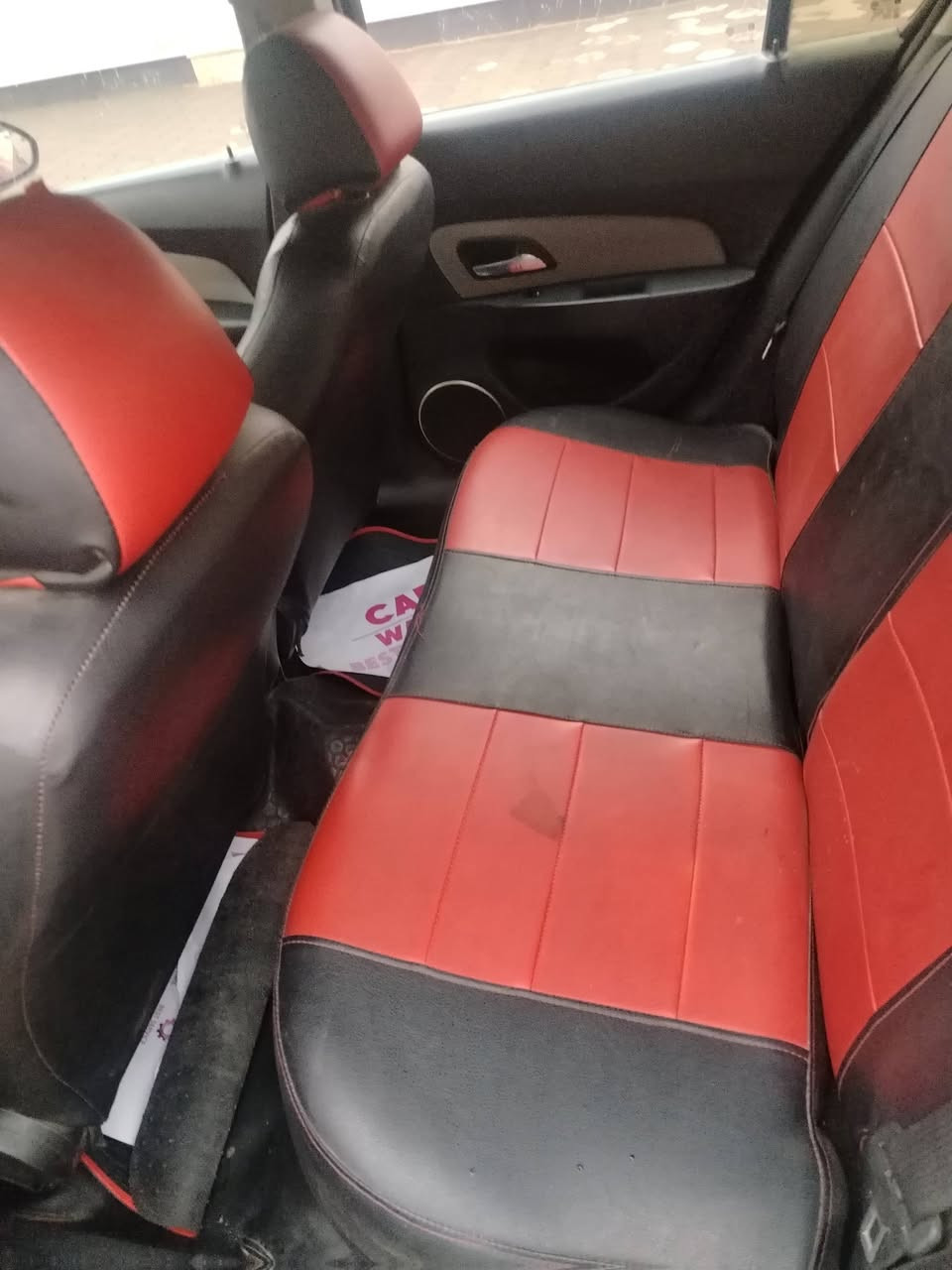 السلام عليكم 
شوفرليت كروز هاج باك
2013 
خليجي
محرك السيارة 1,800 تنفس طبيعي  ((المرغوب))
السيارة الحمدلله والشكر ما ناقصها شي 
باتري وتايرات واغلب التفاصيل مبدلها باصلي السيارة مال جناي وليست بياع شراي 
السيارة جانت بيد بنية بيها اثر شخط صفحة السايق  وصابغتها  
كير مكينه خير من الله  
تبريد ثلج 
شاشة 
تحكم ستيرن 
كاميرا 
كشنات جلد 
كهربائياتها كلها شغاله 
السعر 80 ورقة وبيها مجال بسيط حگ الجية
والله يوفق الجميع مكان حي الخضراء 
الاتصال على الرقم ***********
