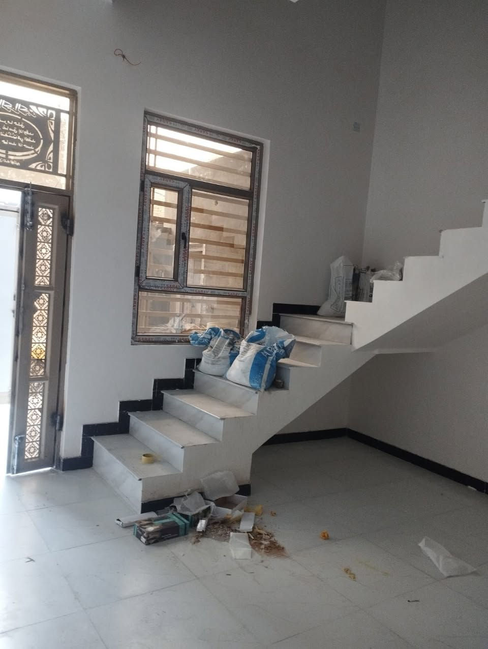 السلام عليكم 
معروض للبيع نصف دار امامي مساحه (١٠٠) متر
في منطقه الفداء شارع ابو لبنان (٤٦)
طابق واحد
 كونكريت طابوق ما مسكون 
يحتوي على 
استقبال وصاله وغرفه ومطبخ وصحيات
للاستفسار الاتصال واتساب 
***********
مكتب المدار الذهبي للعقار.
