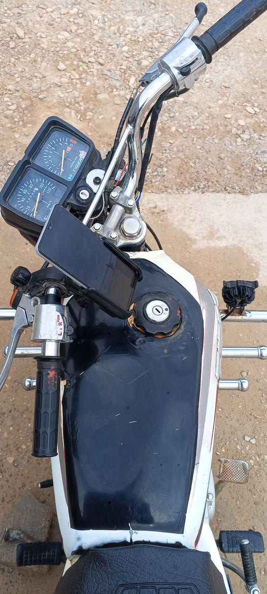 من رخصت مدمن الكروب سلام عليكم دراجه للبيع بغداد دراجه خير من الله لا تبخير ولا تنقيص دراجه يحتاجله نواقص موديل 19 سعر 300 وبيه مجال ***********  ما موجود فيس
