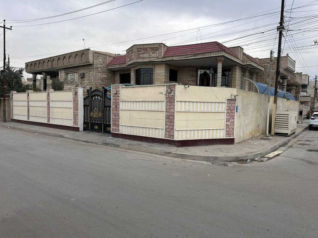 السلام عليكم بيت في حي الرئاسةالمربع الذهبي ركنين البناء٣٠٠متروالتشجير٣٠٠للاستفساراتصل***********
