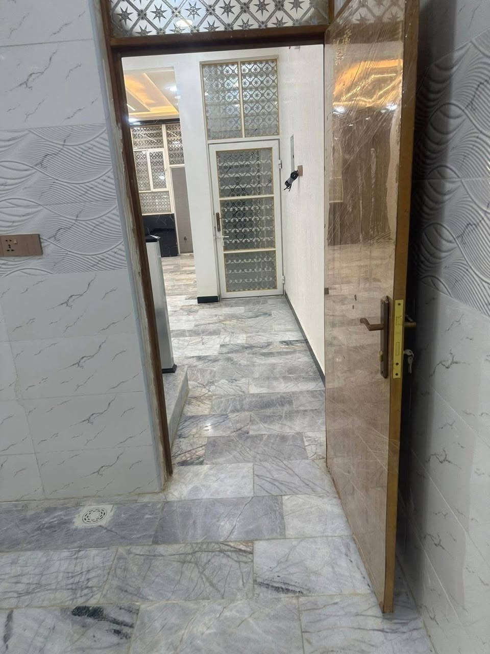 دار للبيع في حي الوفاه مساحه ١٠٠متر ثلاث غرف نوم ٢صاله والاستقبال ومطبخ صحيات جديد غير مسكون مكان مميز جدا صب كونكريت بناه درجه اولى هندسي منطقه 38
***********
