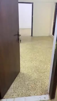 شقه الايجار  إيجاره (250)  تحتوي على غرفه نوم وصاله ومطبخ مكان حي جهاد...