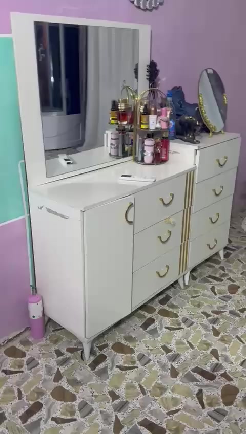 السلام عليكم بيت قاطين للبيع مساحته  ٩٦م بناء نضيف العنوان الكرغوليه قرب سده جبور الاستفسار والاتصال ع الرقم ***********
