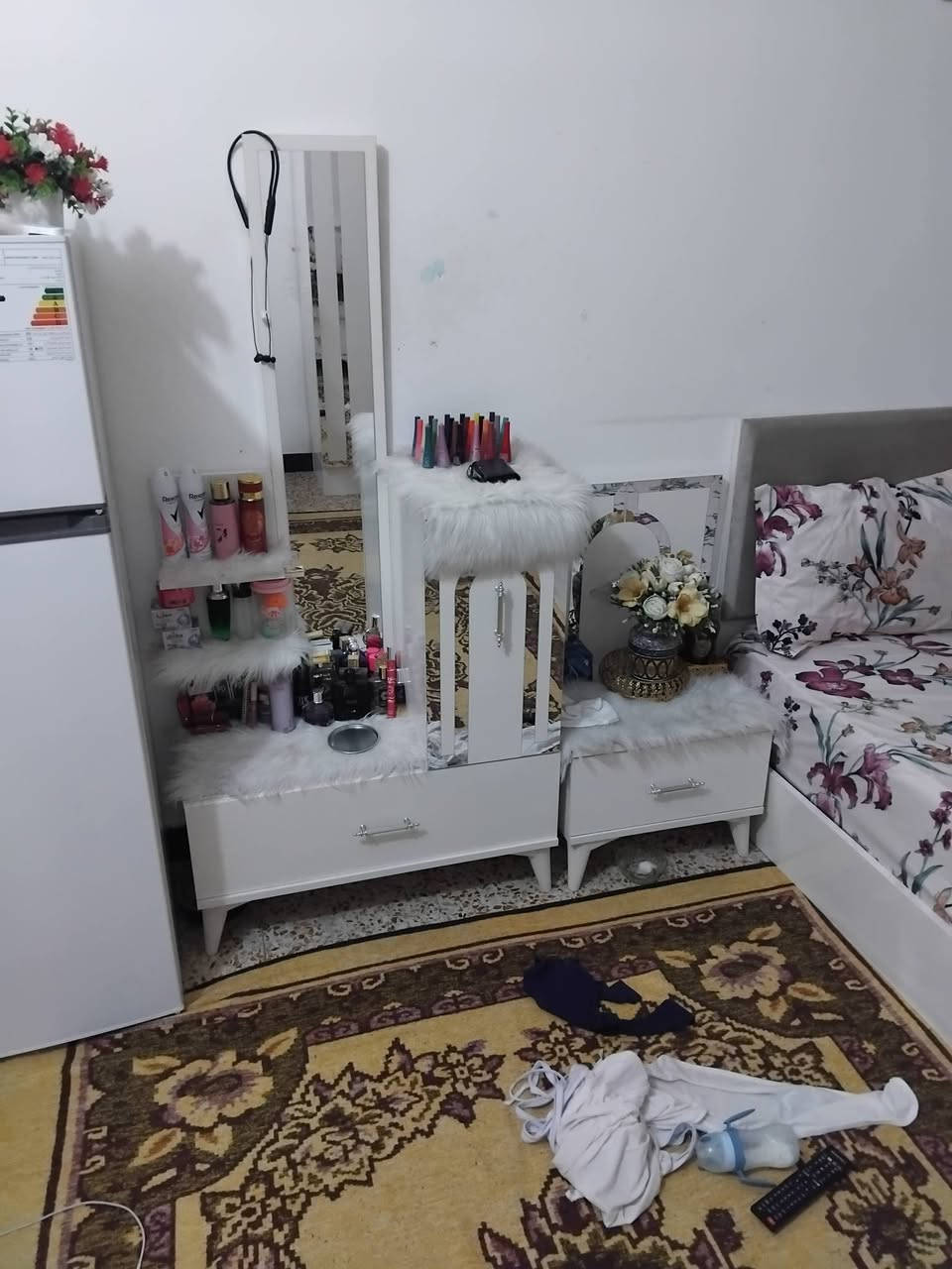 السلام عليكم غرفه تركيه مستعمله 5 قطع استعمال قليل نضافه كدامكم سعرها 550 وبيها مجال اني مشتريها ب 900 صارلها اقل سنه مكان بغداد البياع رقم الهاتف ***********
